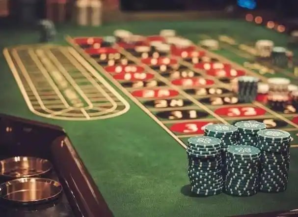 Ilustrasi streaming live casino dengan dealer profesional